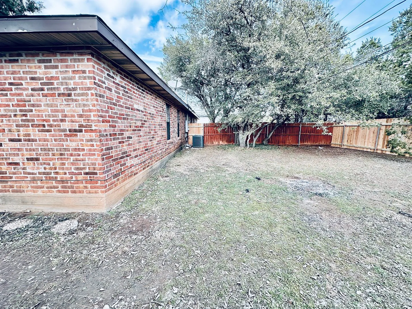 Spacious 3 Bed 2 Bath 2 car garage duplex Lago Vista — Photo 4