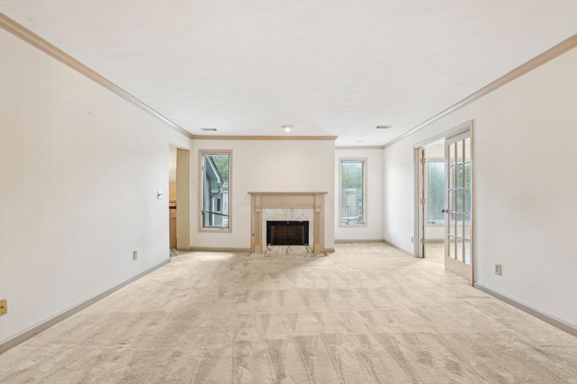 Saint Claire Ln-2904-010.jpg