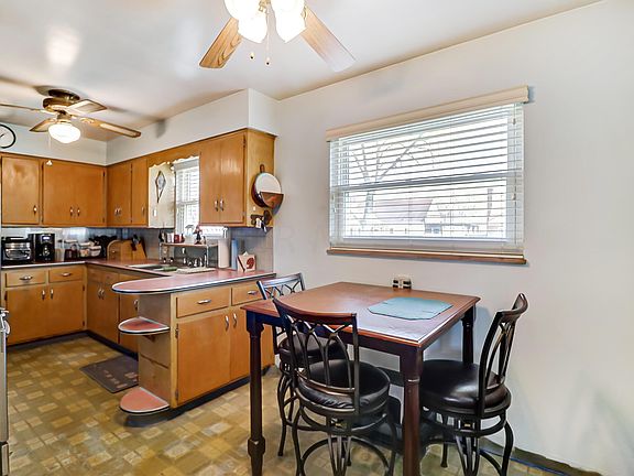 5th image of 833 Joyful St