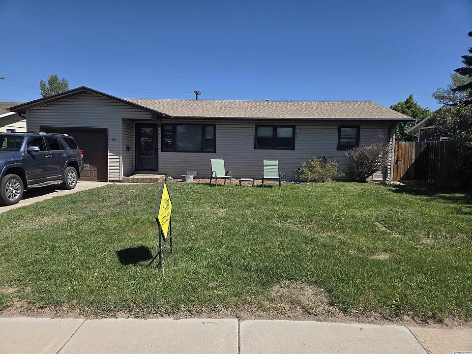 1st image of 907 Sanders Dr