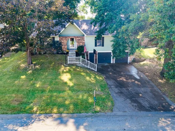 118 S 3rd Ct, Lansing, KS 66043