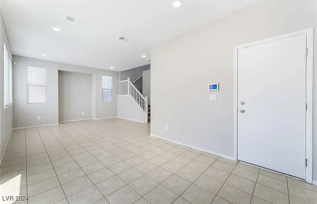 3 bed, 2.5 bath, 1390 sqft, $2,100 — Photo 3