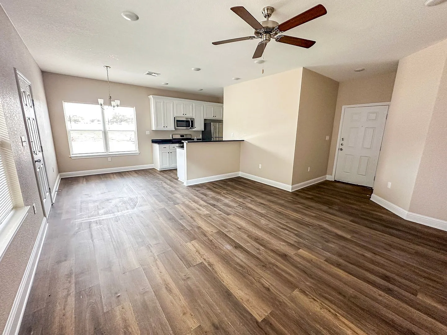 112-114 Vitava Dr — Photo 3