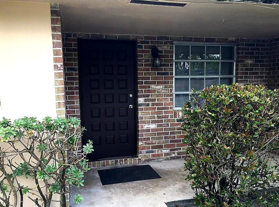 1st image of 1117 NE 10th St #3