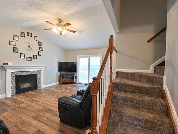 3rd image of 22985 Redwood Dr