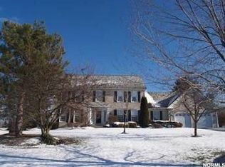 14 Kensington Dr, Chagrin Falls, OH 44022