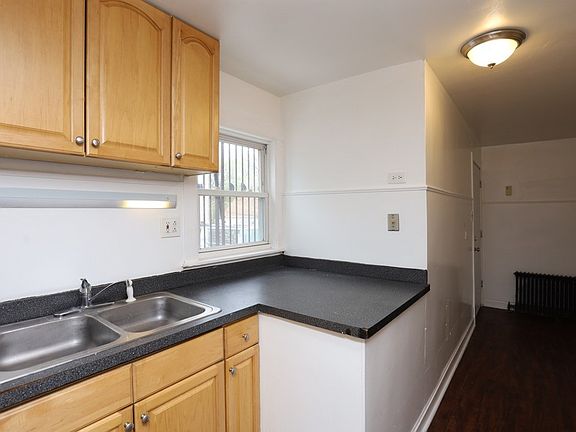 4th image of 3908 W Montrose Ave #F2