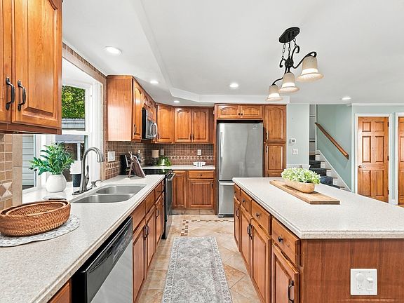 3rd image of 32 Alvin St