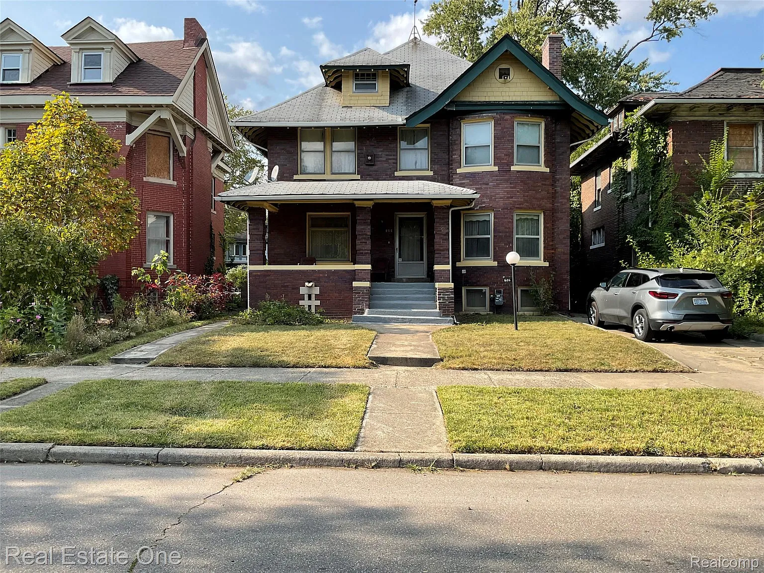 686 Atkinson St S photo 1