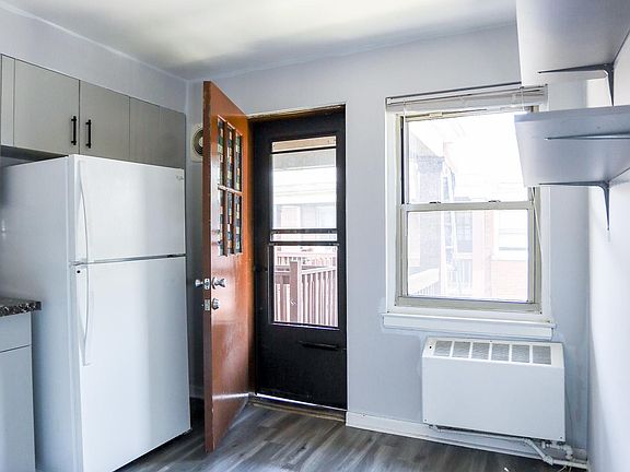 3rd image of 2109 W Farragut Ave APT 2H