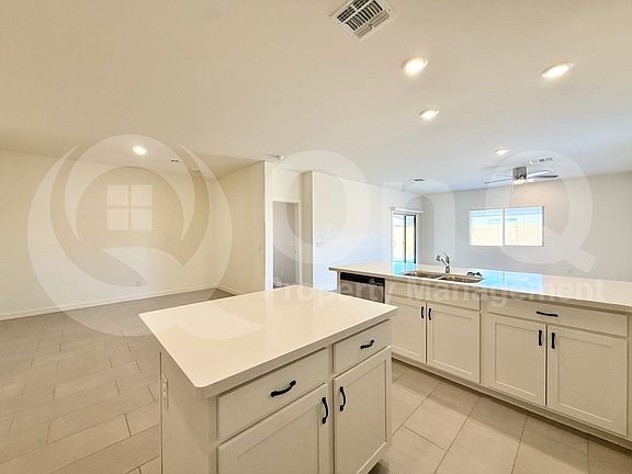 5th image of 724 E Ruby Dr