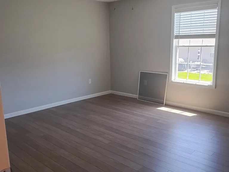216 Longwood Ln — Photo 2
