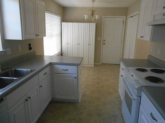 3rd image of 709 Hanley Downs Dr
