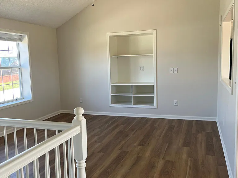 Living Room 13'6"x13'6"