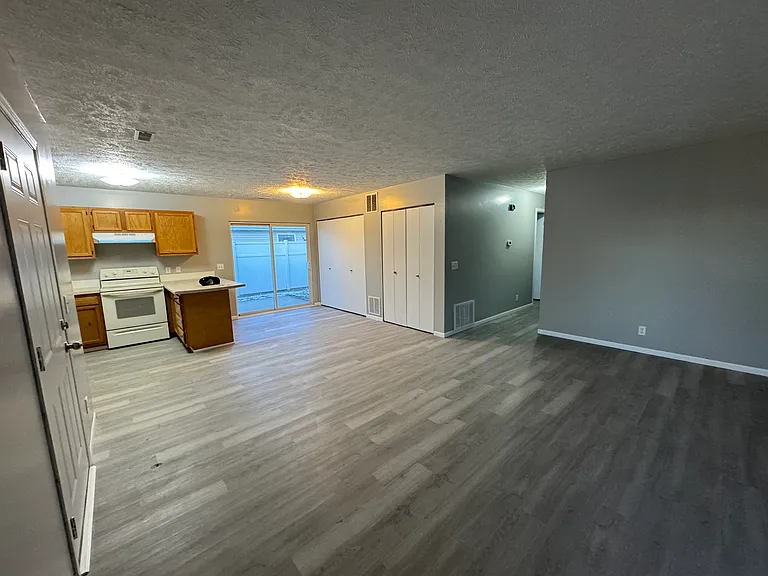 642 Lamont Dr — Photo 3
