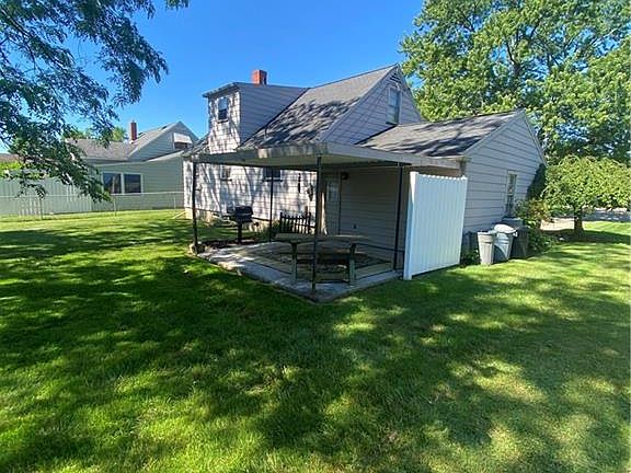 2nd image of 829 Woodlawn Ave