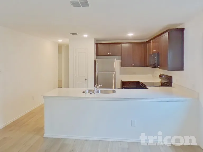 617 Dashwood Dr — Photo 4