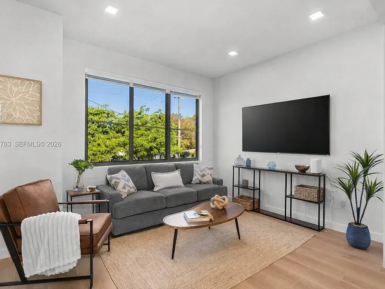 1376 SW 4th St #7 — Photo 5