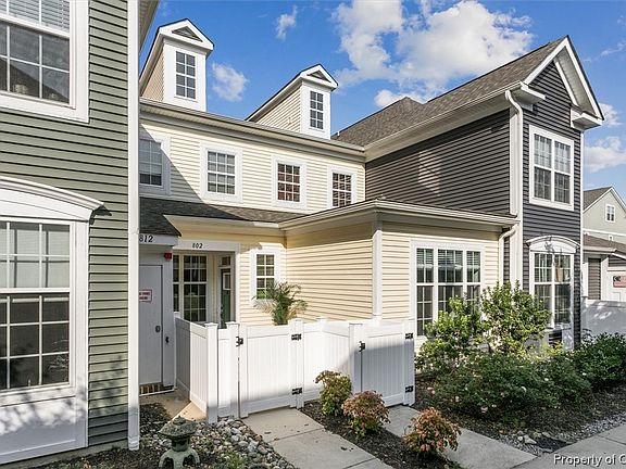 2nd image of 802 Promenade Ln