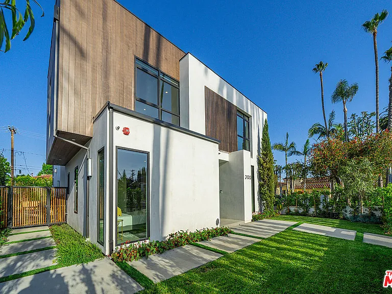 200 N Doheny Dr — Photo 19
