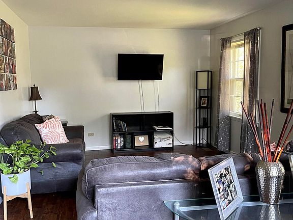 3rd image of 72 N Archer St