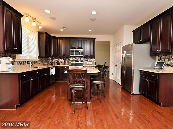 Gourmet Island Kitchen, Hardood Floor and Granite