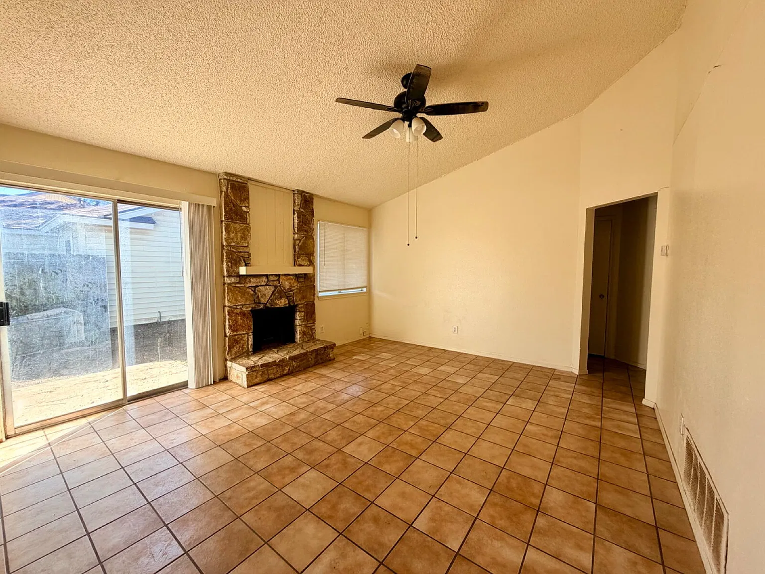 2 bed, 1.0 bath, 819 sqft, $1,295 — Photo 4