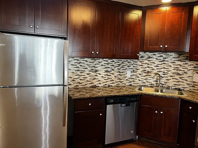 Versailles on the Lake Apartments — Photo 100