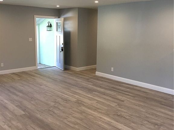 4th image of 8401 Owensmouth Ave