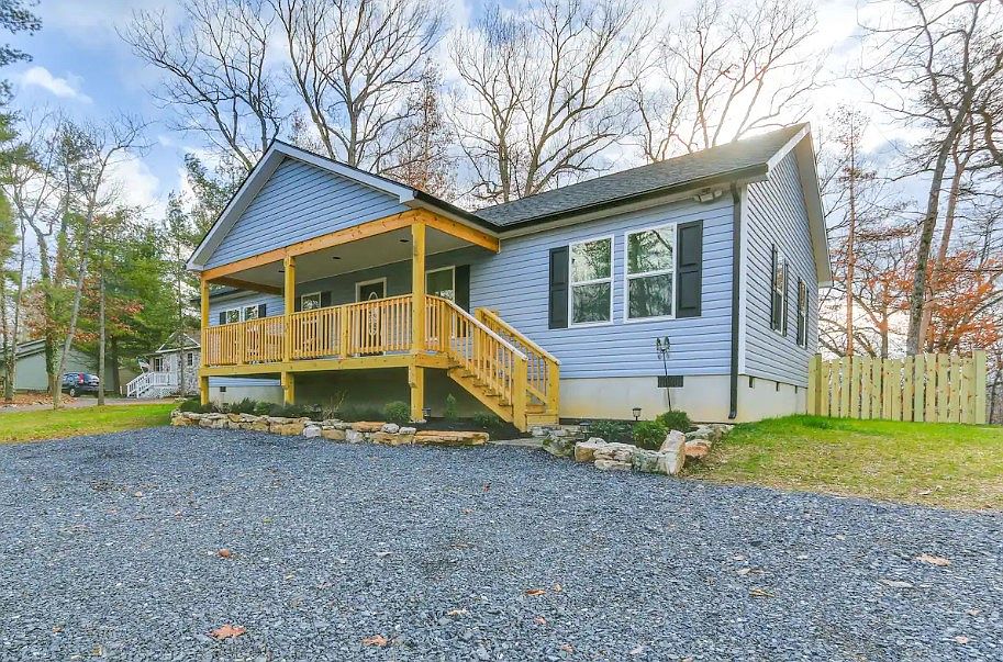 Front Exterior (Beautiful Luxury and built in 2023, FULLY FURNISHED with 2 TVs, HOT TUB, firepit, and board games!)