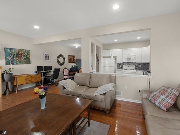 5th image of 158 Autumn Ridge Rd