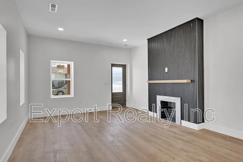 3 bed, 3.0 bath, 1861 sqft, $2,000 — Photo 3
