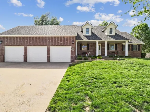1004 SW Stoney Point Dr, Grain Valley, MO 64029