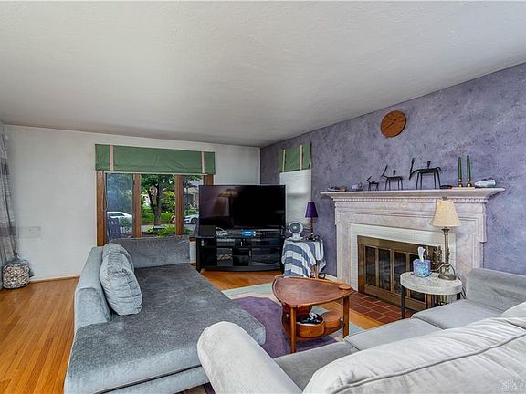 4th image of 330 Wisteria Dr