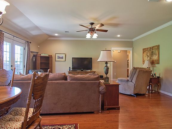 3rd image of 188 Hawthorne Ln