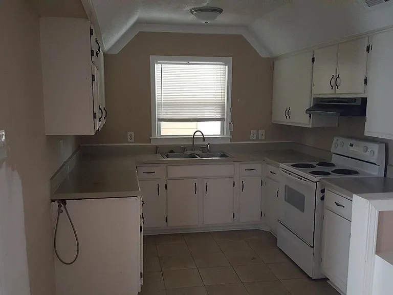 386 N Oak Grove Rd — Photo 2