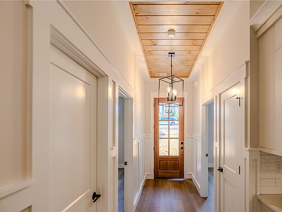 3rd image of 1409 Stonehurst Dr