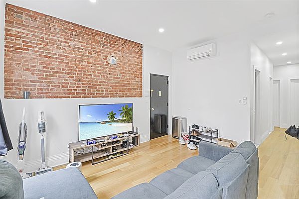 1st image of 17 Prince St #5