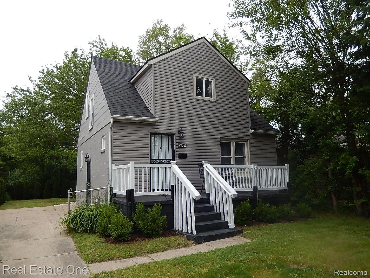 21067 Westview Ave photo 1