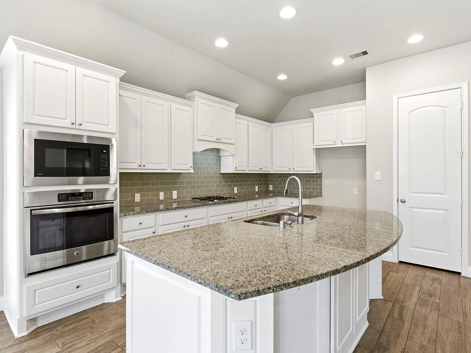 4 bed, 3.0 bath, 3051 sqft, $3,300 — Photo 3