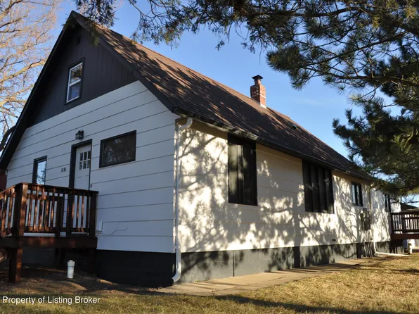 110 8th St W, Lemmon, SD 57638