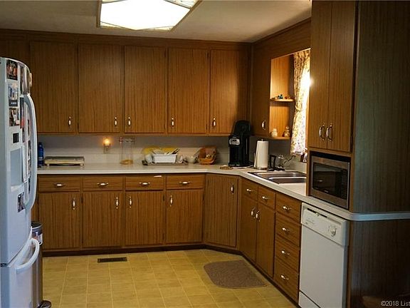 3rd image of 105 N Mahuron Dr