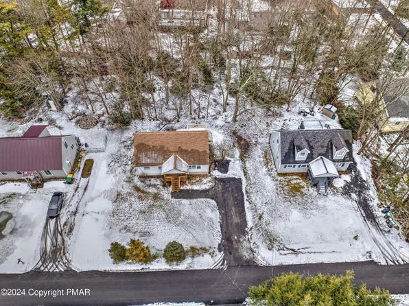 2174 Vacation Ln, Pocono Summit, PA 18346