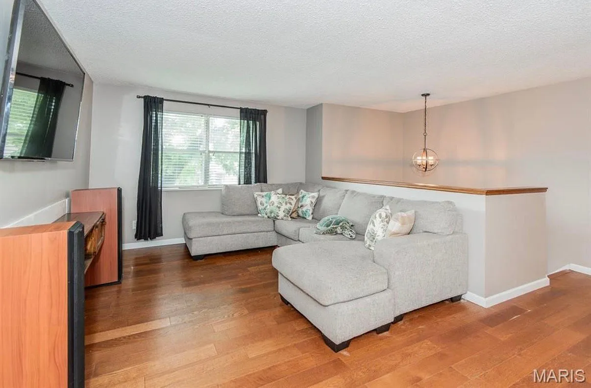 Brentwood 3 bed 2 bath House with Huge, Private Fenced Backyard! All Animals Welcome! — Photo 4