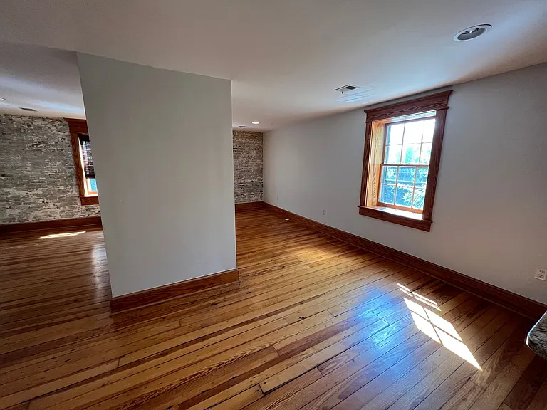 1915 E Market St #3 — Photo 7