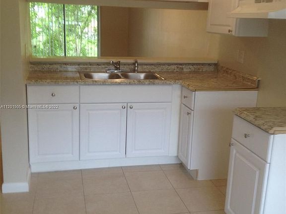 2nd image of 4020 Lakeside Dr #4020
