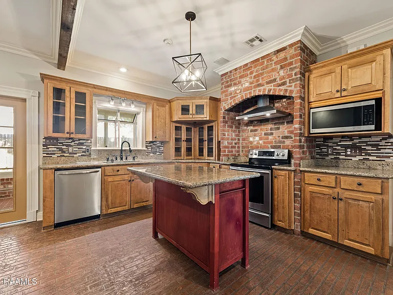 300 Oak Hollow Dr — Photo 9