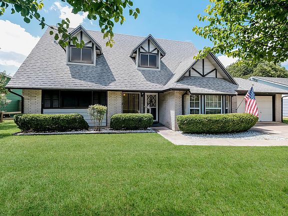 2nd image of 124 Valley Oak Dr