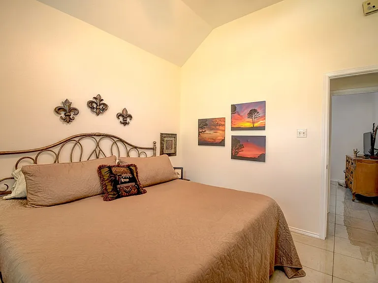 719 Oak Hollow Dr — Photo 18