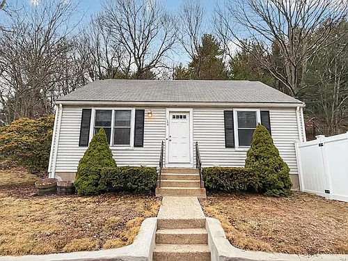 136 Oak St Photo 1